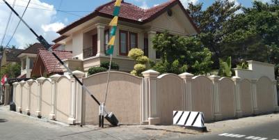 Rumah MEGAH Semi Klasik PREMIUM HOOK di Kawasan Elite di Lokasi STRATEGIS Dalam Ringroad Ada KOLAM RENANG, FULL Taman Dan FULLY FURNISHED