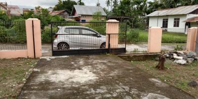 rumah halaman parkir mobil luas dan jalan lebar