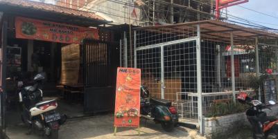 Rumah pinggir jalan raya sarijadi