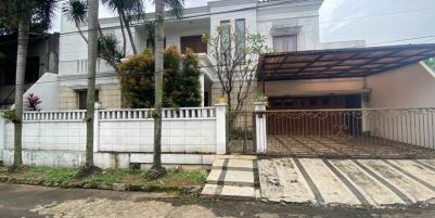Ada kolam renangnya. Rumah second dijual di cinere, depok