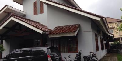 Tampak belakang bangunan. Carport bisa untuk belasan mobil