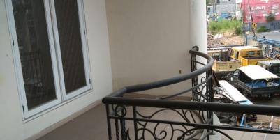 Rumah Luas Di Pinggir Jalan