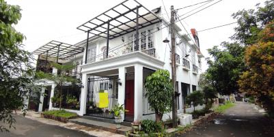 Dijual Rumah Mewah 3 Lantai di Komplek Larangan Indah, Tangerang