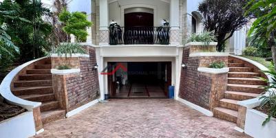 Rumah Mewah di Taman Pondok Indah, Jakarta Selatan
