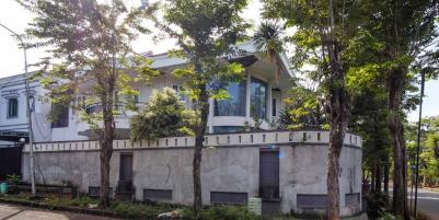 Dijual Rumah Hook Mewah di Taman Kebon Jeruk Intercon, Jakarta Barat