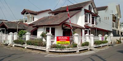 RUMAH GAYA EROPA KLASIK BANGUNAN KOKOH INTERIOR EKSTERIOR BERSIH TERAWAT DI ANTAPANI BANDUNG