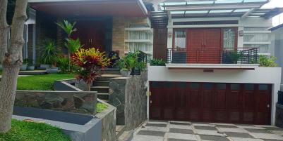RUMAH FULL FURNISH VIEW KOTA BANDUNG  DENGAN SWIMMING POOL DI RESORT DAGO PAKAR 