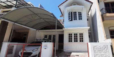 Jual Rumah Dua Lantai Villa Valencia di Perumahan Pakuwon Indah