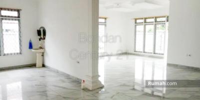 Disewakan / dikontrakkan rumah 2 lantai di lokasi sangat strategis di area Tegal Parang, Mampang Prapatan, cocok untuk Kantor dengan parkiran luas.