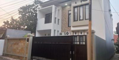 Rumah Mewah di Perkampungan Dekat Jalan Raya Kalimulya Depok