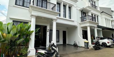 Rumah hook 3lantai dekat gerbang tol Setu Jakarta Timur 