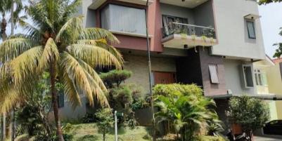 Dijual Rumah Pojokan di Legenda Wisata, Kabupaten Bogor