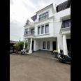Rumah hook 3lantai dekat gerbang tol Setu Jakarta Timur 