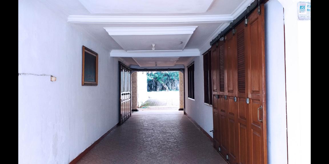 Disewakan Rumah dengan Halaman Luas, Menampung Hingga 10 Mobil Disewakan Rumah dengan Halaman Luas, Menampung Hingga 10 Mobil