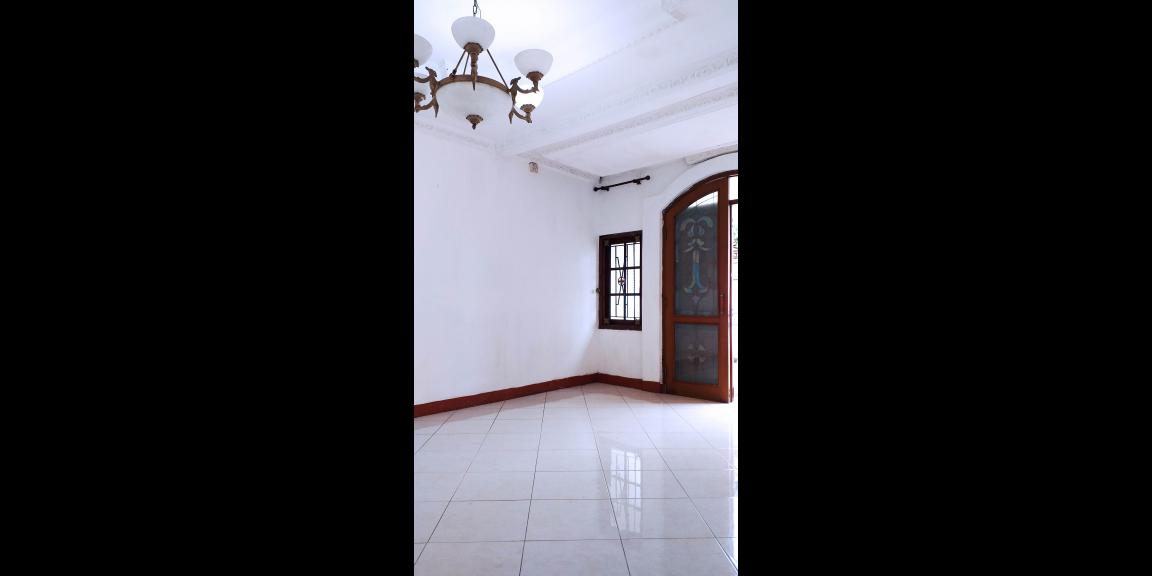 Disewakan Rumah dengan Halaman Luas, Menampung Hingga 10 Mobil Disewakan Rumah dengan Halaman Luas, Menampung Hingga 10 Mobil