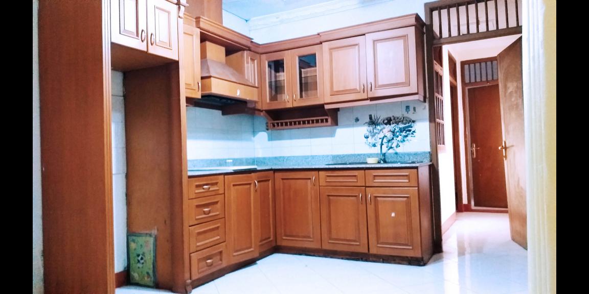 Disewakan Rumah dengan Halaman Luas, Menampung Hingga 10 Mobil Disewakan Rumah dengan Halaman Luas, Menampung Hingga 10 Mobil