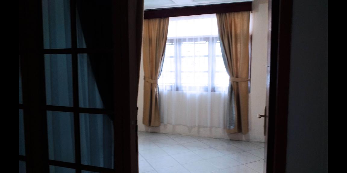 Disewakan Rumah dengan Halaman Luas, Menampung Hingga 10 Mobil Disewakan Rumah dengan Halaman Luas, Menampung Hingga 10 Mobil