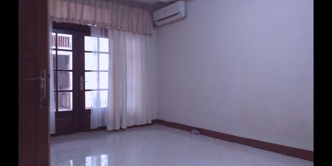 Disewakan Rumah dengan Halaman Luas, Menampung Hingga 10 Mobil Disewakan Rumah dengan Halaman Luas, Menampung Hingga 10 Mobil