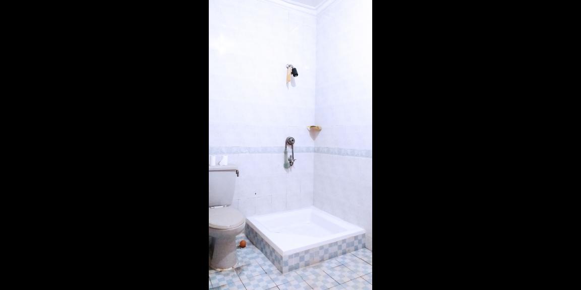 Disewakan Rumah dengan Halaman Luas, Menampung Hingga 10 Mobil Disewakan Rumah dengan Halaman Luas, Menampung Hingga 10 Mobil