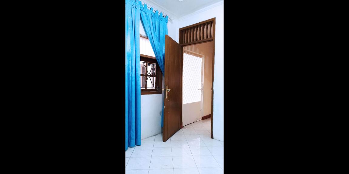 Disewakan Rumah dengan Halaman Luas, Menampung Hingga 10 Mobil Disewakan Rumah dengan Halaman Luas, Menampung Hingga 10 Mobil