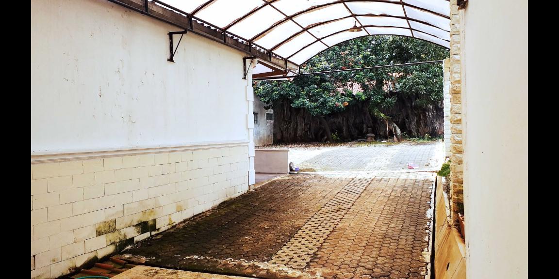 Disewakan Rumah dengan Halaman Luas, Menampung Hingga 10 Mobil Disewakan Rumah dengan Halaman Luas, Menampung Hingga 10 Mobil