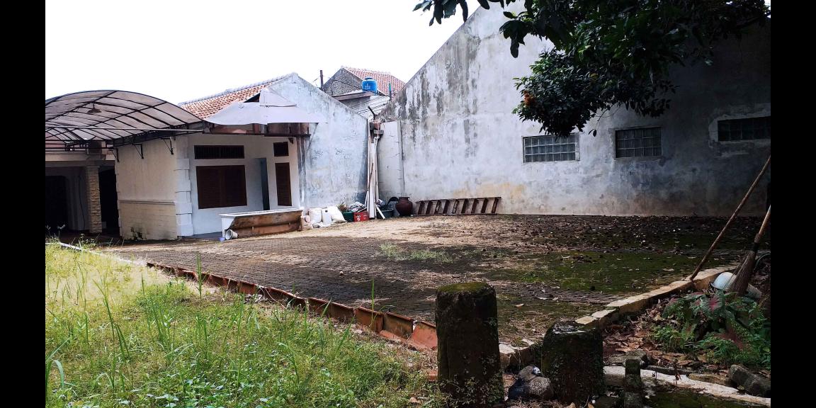 Disewakan Rumah dengan Halaman Luas, Menampung Hingga 10 Mobil Disewakan Rumah dengan Halaman Luas, Menampung Hingga 10 Mobil