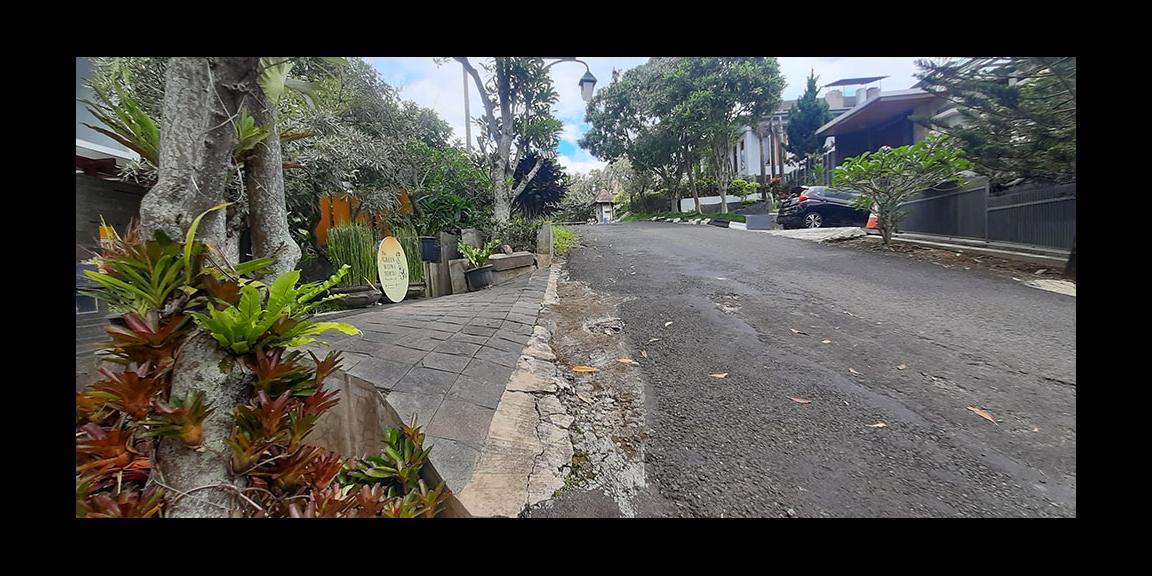 RUMAH MODERN MINIMALIS DENGAN SWIMMING POOL VIEW LEMBAH DI RESORT DAGO PAKAR BANDUNG RUMAH MODERN MINIMALIS DENGAN SWIMMING POOL VIEW LEMBAH DI RESORT DAGO PAKAR BANDUNG