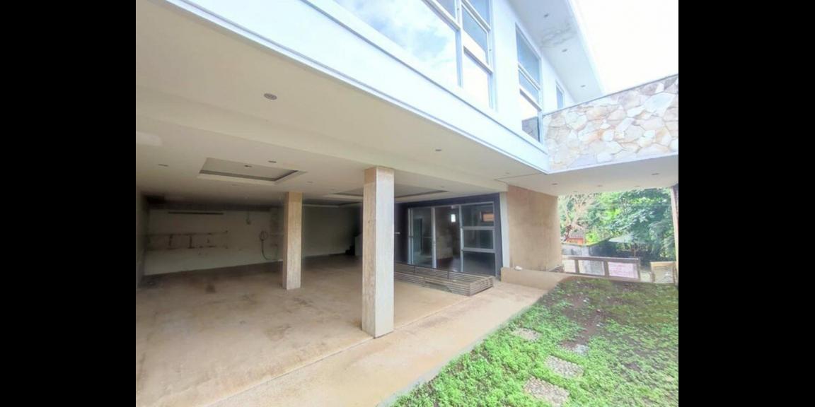 Rumah Mewah Kosong di Jalan Pantai Balangan Kuta Rumah Mewah Kosong di Jalan Pantai Balangan Kuta