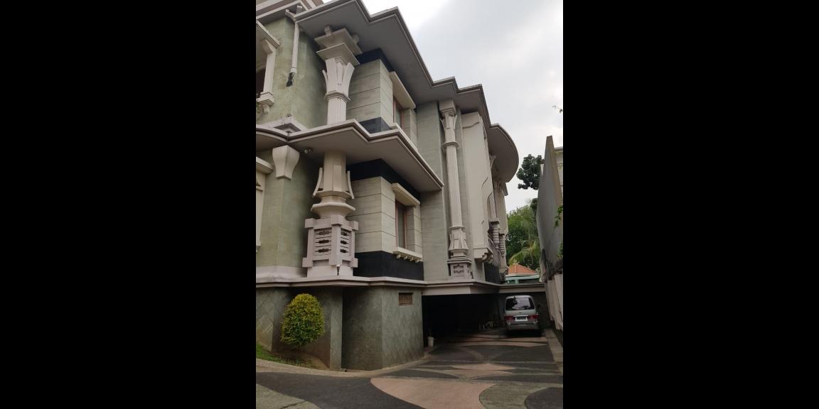 Jual Rumah Mewah Graha Family Dekat Golf di Kota Surabaya Jual Rumah Mewah Graha Family Dekat Golf di Kota Surabaya
