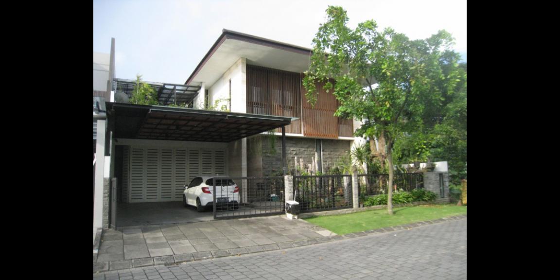 Rumah Bagus Elegan HGB di Graha Natura, Surabaya Rumah Bagus Elegan HGB di Graha Natura, Surabaya