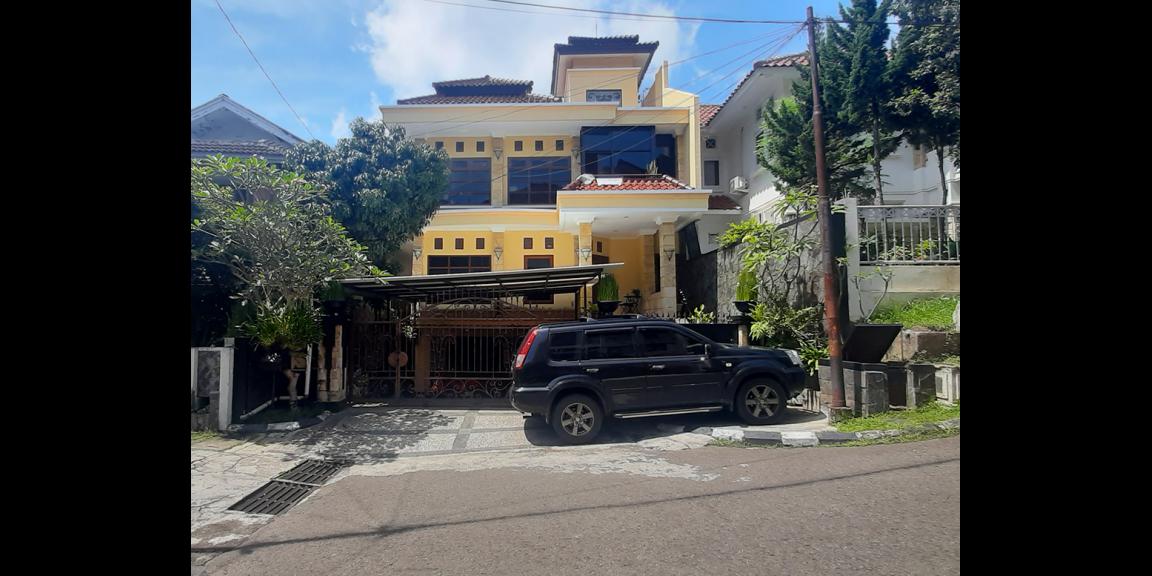 RUMAH DUA LANTAI SIAP HUNI DENGAN INDOOR SWIMMING POOL DI DAGO ASRI KOTA BANDUNG RUMAH DUA LANTAI SIAP HUNI DENGAN INDOOR SWIMMING POOL DI DAGO ASRI KOTA BANDUNG