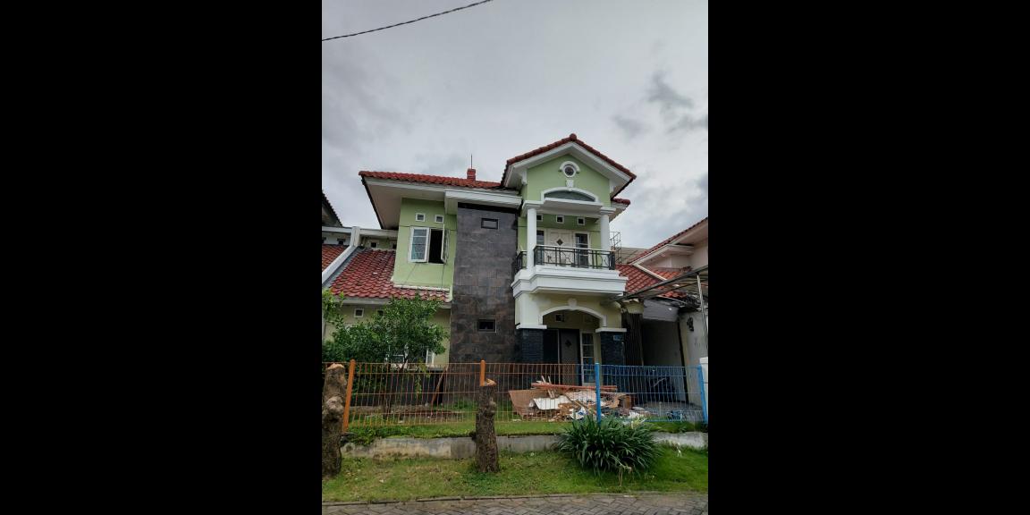 Jual Rumah Mewah di Perumahan Dian Istana Wiyung Jual Rumah Mewah di Perumahan Dian Istana Wiyung