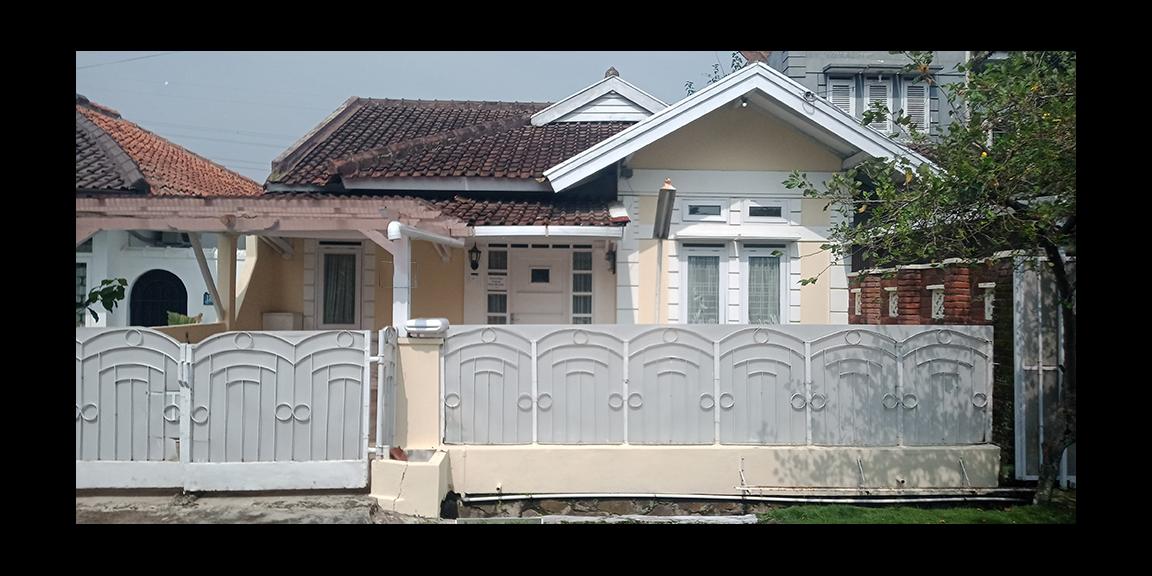 RUMAH GAYA AMERICAN CLASSIC 3 KAMAR TIDUR DUA KAMAR MANDI DENGAN CARPORT DI ARCAMANIK BANDUNG RUMAH GAYA AMERICAN CLASSIC 3 KAMAR TIDUR DUA KAMAR MANDI DENGAN CARPORT DI ARCAMANIK BANDUNG