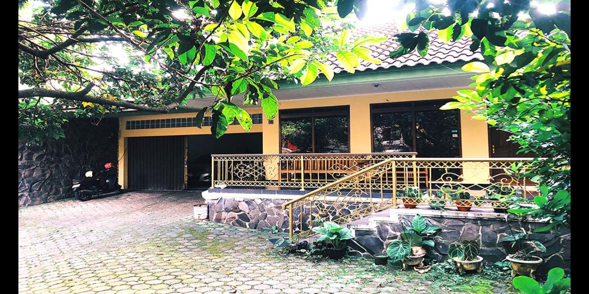 RUMAH MODERN-CLASSIC DENGAN KOLAM RENANG DI SUKAHAJI PASTEUR BANDUNG RUMAH MODERN-CLASSIC DENGAN KOLAM RENANG DI SUKAHAJI PASTEUR BANDUNG
