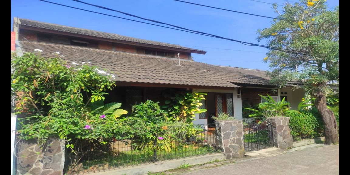 RUMAH GAYA AMERICAN CLASSIC ASRI DAN SEJUK DI RIUNG BANDUNG RUMAH GAYA AMERICAN CLASSIC ASRI DAN SEJUK DI RIUNG BANDUNG