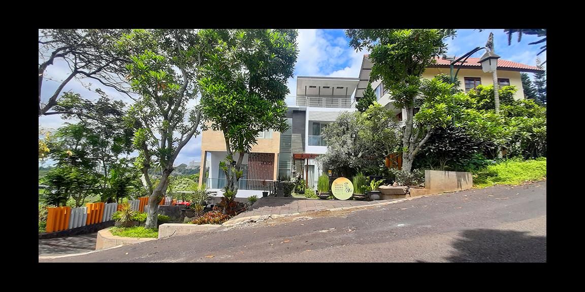 RUMAH MODERN MINIMALIS DENGAN SWIMMING POOL VIEW LEMBAH DI RESORT DAGO PAKAR BANDUNG RUMAH MODERN MINIMALIS DENGAN SWIMMING POOL VIEW LEMBAH DI RESORT DAGO PAKAR BANDUNG