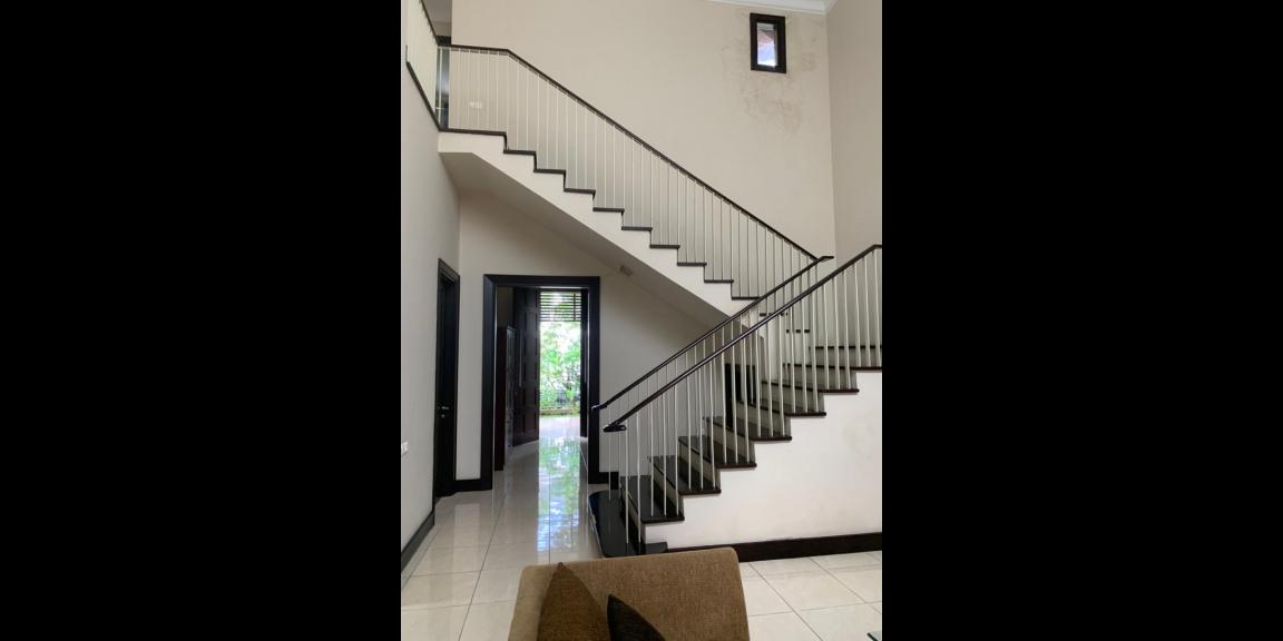 Rumah Mewah Minimalis Siap Huni di Graha Family Surabaya Rumah Mewah Minimalis Siap Huni di Graha Family Surabaya