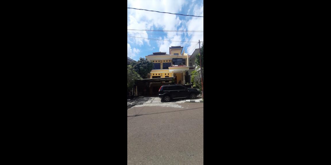 RUMAH DUA LANTAI SIAP HUNI DENGAN INDOOR SWIMMING POOL DI DAGO ASRI KOTA BANDUNG RUMAH DUA LANTAI SIAP HUNI DENGAN INDOOR SWIMMING POOL DI DAGO ASRI KOTA BANDUNG