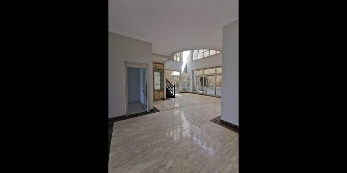 Rumah Mewah Graha Family Klasik Bagus di Kota Surabaya Rumah Mewah Graha Family Klasik Bagus di Kota Surabaya