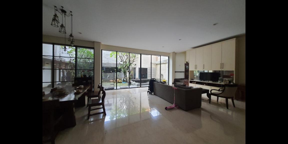 Rumah Bagus Elegan HGB di Graha Natura, Surabaya Rumah Bagus Elegan HGB di Graha Natura, Surabaya