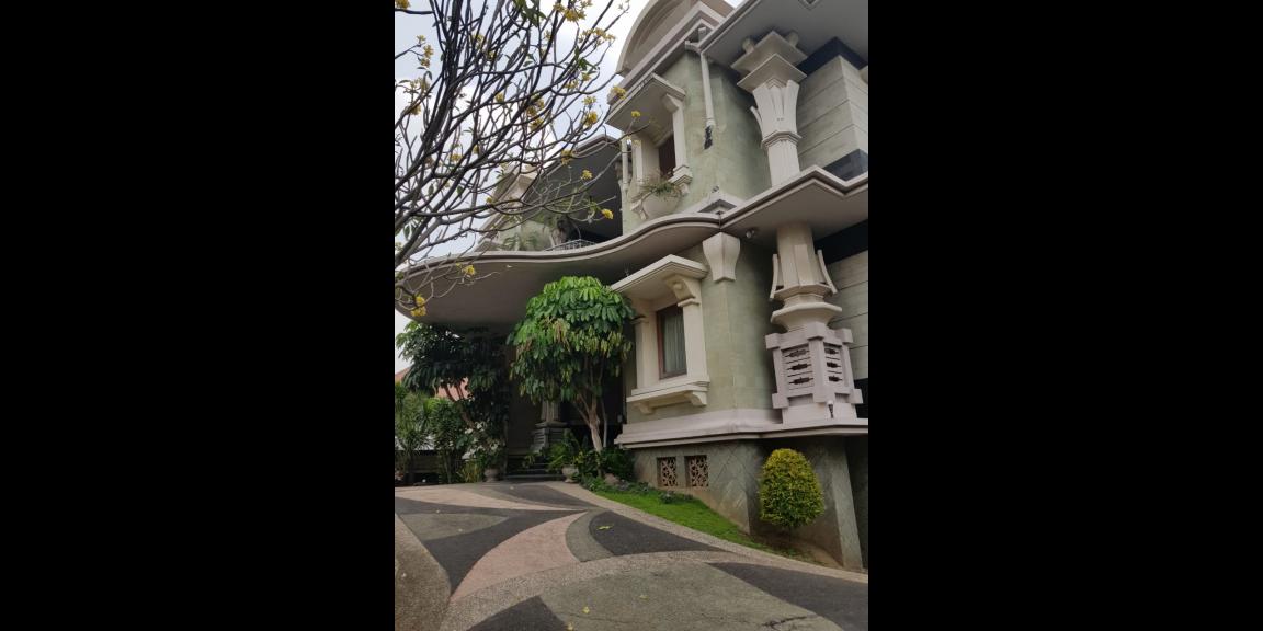 Jual Rumah Mewah Graha Family Dekat Golf di Kota Surabaya Jual Rumah Mewah Graha Family Dekat Golf di Kota Surabaya