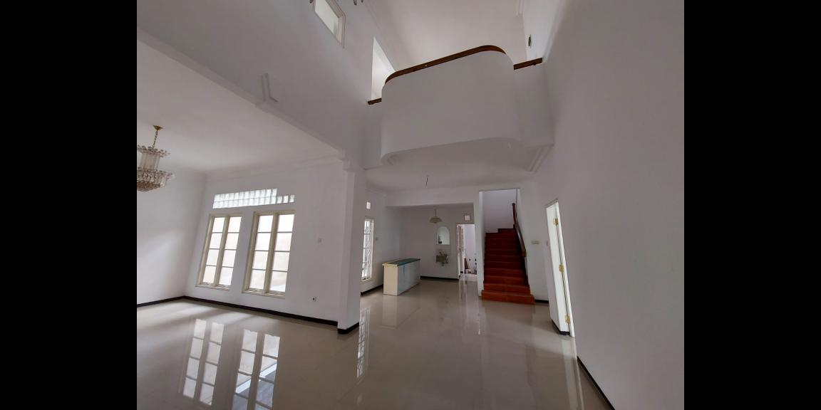 Jual Rumah Mewah di Perumahan Dian Istana Wiyung Jual Rumah Mewah di Perumahan Dian Istana Wiyung