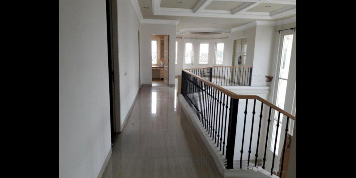 Rumah Mewah di Komplek Villa Valencia Lontar Surabaya Rumah Mewah di Komplek Villa Valencia Lontar Surabaya