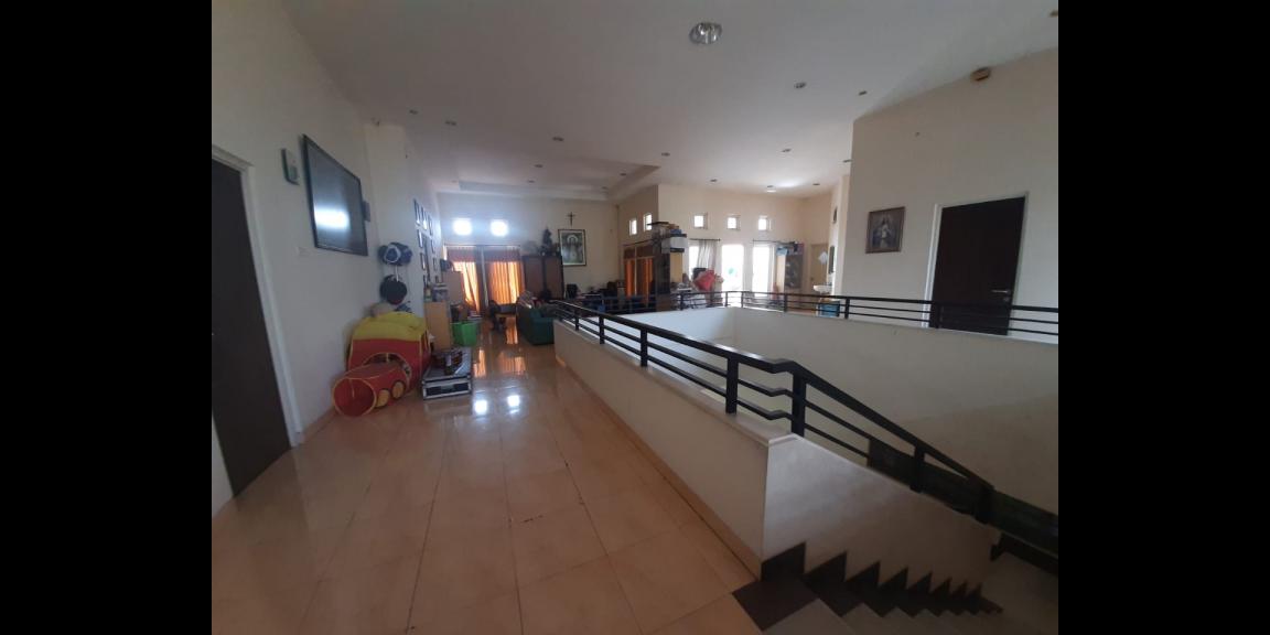 Jual Rumah Mewah di Jalan Barata Jaya Kota Surabaya Jual Rumah Mewah di Jalan Barata Jaya Kota Surabaya