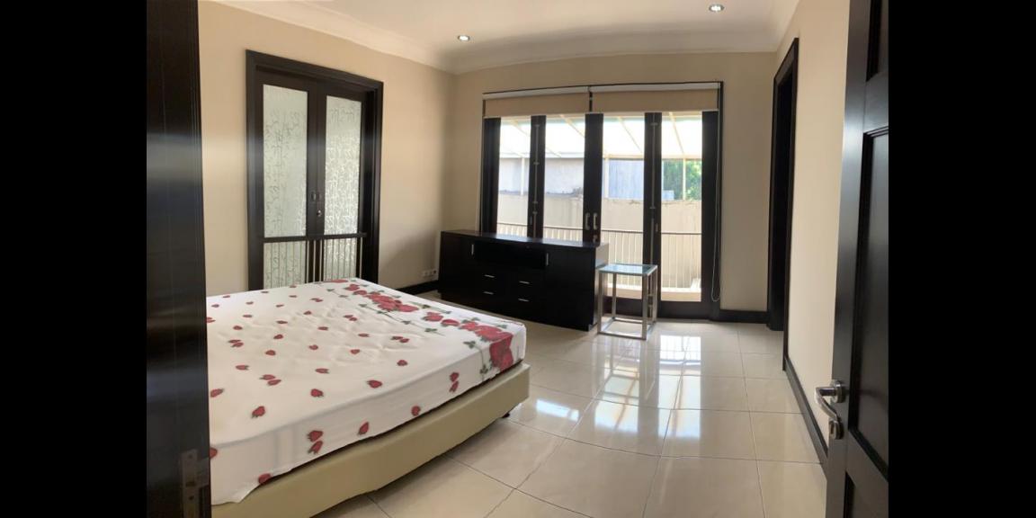 Rumah Mewah Minimalis Siap Huni di Graha Family Surabaya Rumah Mewah Minimalis Siap Huni di Graha Family Surabaya