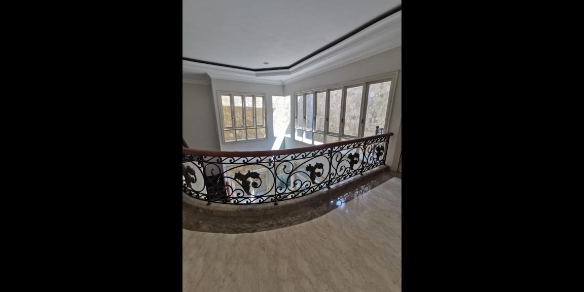 Rumah Mewah Graha Family Klasik Bagus di Kota Surabaya Rumah Mewah Graha Family Klasik Bagus di Kota Surabaya