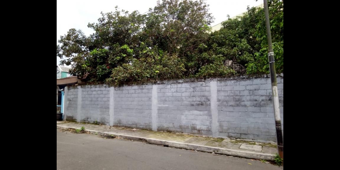 tampak samping tertutup pagar keliling tampak samping tertutup pagar keliling