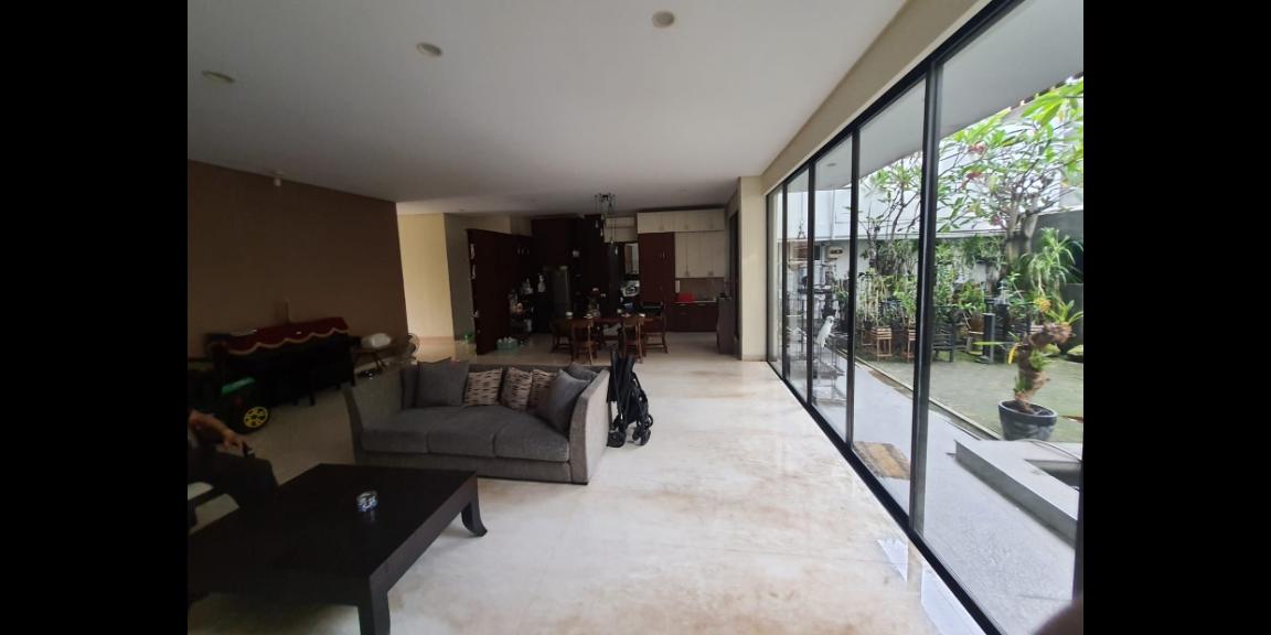 Rumah Bagus Elegan HGB di Graha Natura, Surabaya Rumah Bagus Elegan HGB di Graha Natura, Surabaya