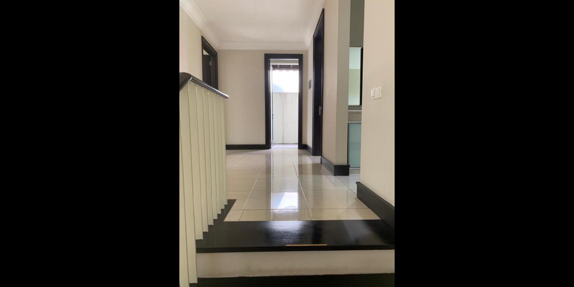 Rumah Mewah Minimalis Siap Huni di Graha Family Surabaya Rumah Mewah Minimalis Siap Huni di Graha Family Surabaya