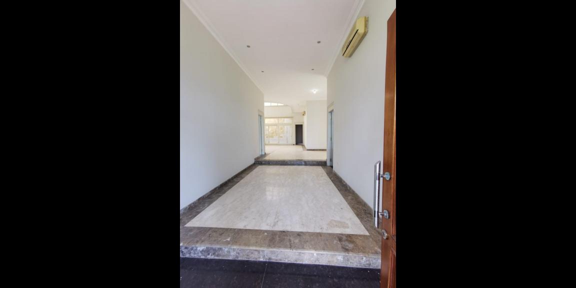 Rumah Mewah Graha Family Klasik Bagus di Kota Surabaya Rumah Mewah Graha Family Klasik Bagus di Kota Surabaya